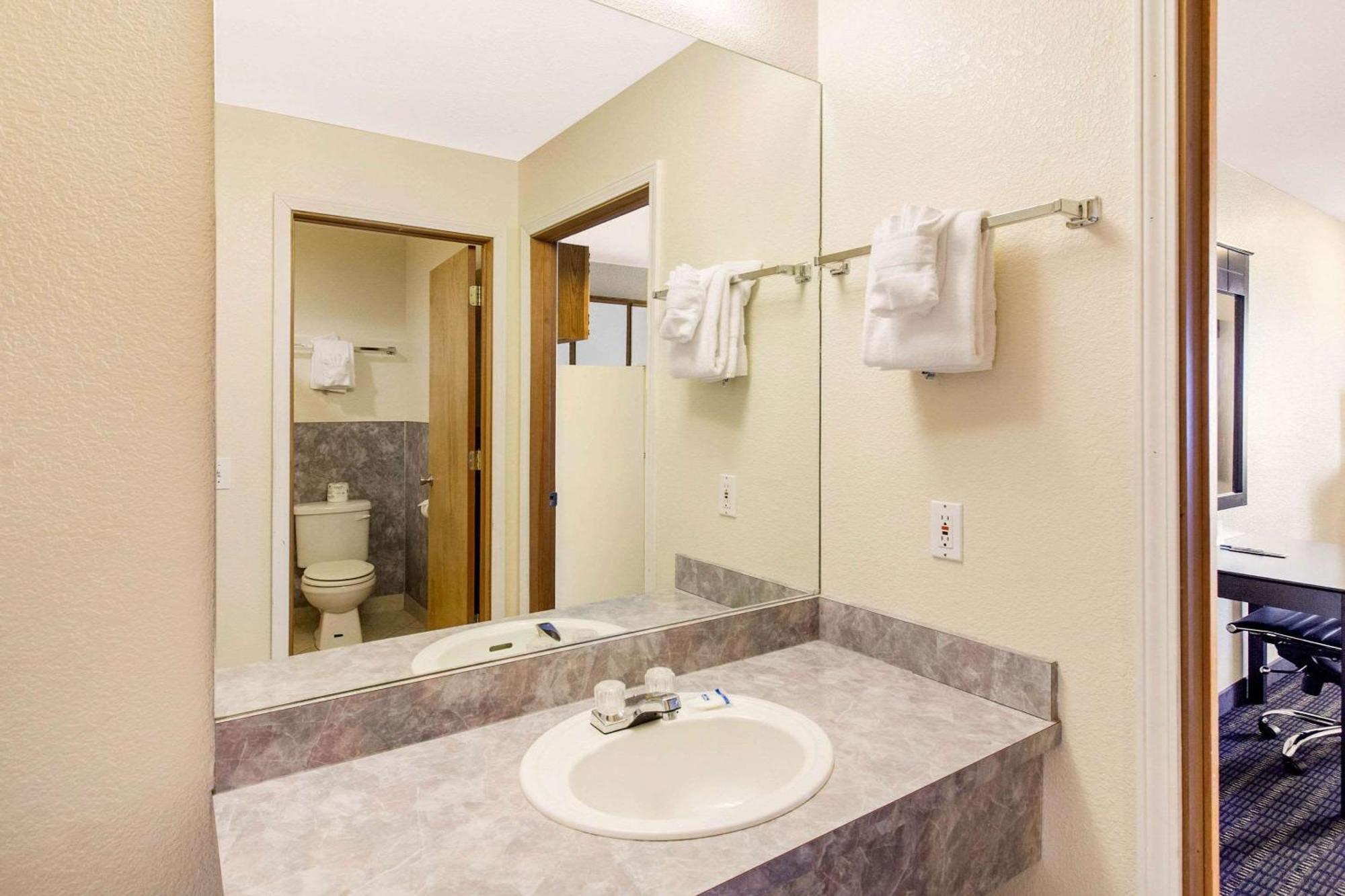 Rodeway Inn 2*